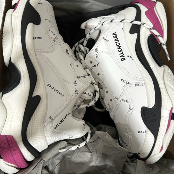 Balenciaga tennis shoes - Picture 2 of 3